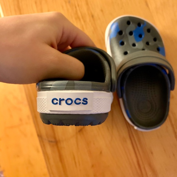 BNWOT camo crocs for babies - Picture 2 of 3
